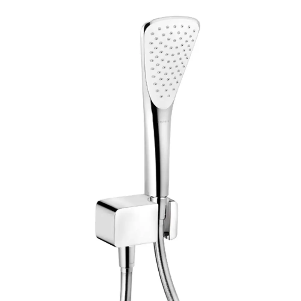 Brausekopf in chrom mit rechteckiger Form, angeschlossen an einen Wandhalter und flexiblen Schlauch. Kludi-Logo am Griff sichtbar.
